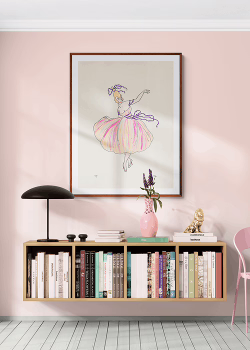 living-room-with-bookcase-and-chair danserinde med lilla bånd
